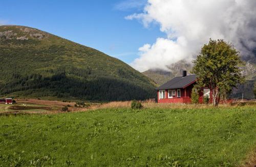 Vestvagøy House | Private cabin by the sea, Lofoten