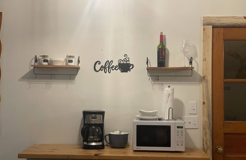 Tomahawk Cabin | Private cottage in the woods along the Somo River, on the trails!