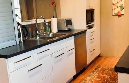 Kaslo Apartment | Private downtown lakefront apartment in a unique heritage building. n