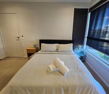 Melbourne House | Private Ensuite - Homestay near the Airport