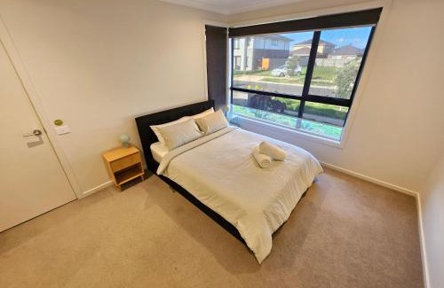 Melbourne House | Private Ensuite - Homestay near the Airport