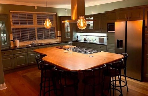 Ennis House | Private Gated Home, 5 bed rms/ensuite, sleeps ten.