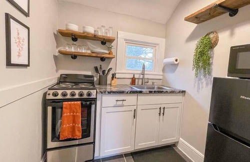 Martinsville House | Private Guesthouse w/Kitchen - Minutes from Uptown