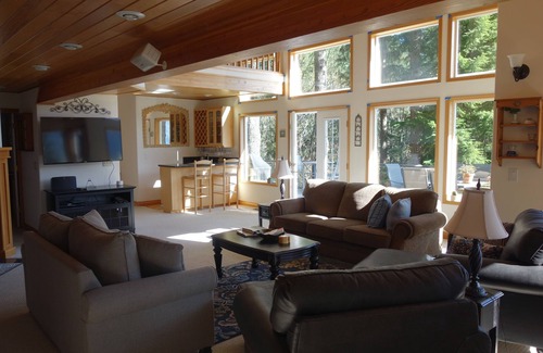 Welches Cabin | Private Hilltop Escape. Firepit, BBQ, Sunset, Sauna, Office