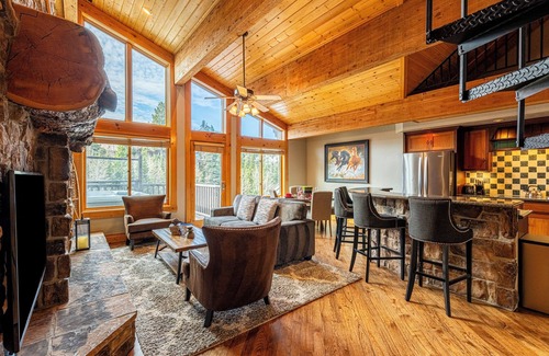 Deer Valley Condo | Private Hot tub & BBQ, Shuttle! Luxury Amenities & walk to lifts
