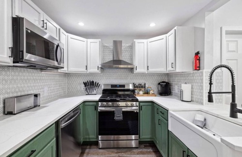 Pittsburgh Apartment | Private Hot Tub | King beds | 1 Block from Butler!