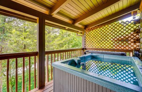 Sevierville House | Private Hot Tub Lake Resort Cabin in Sevierville!