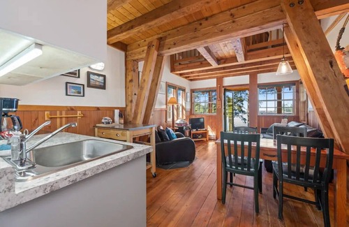 Ucluelet Cabin | Private Hot Tub! Oceanfront Cabin With Views! ⎮ Surf Grass