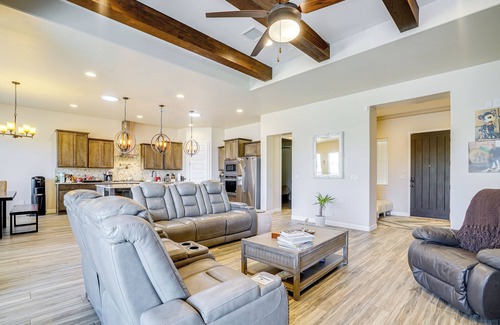 El Paso House | Private Hot Tub + Putting Green: El Paso Getaway!