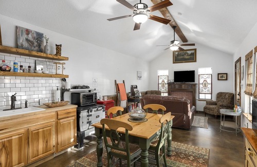 Fredericksburg House | Private Hot Tub · Fireplace · WiFi · Pet-Friendly