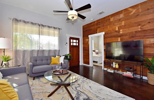 Tobin Hill House | Private Hot Tub - Walk to Pearl - Pet Friendly 3BR