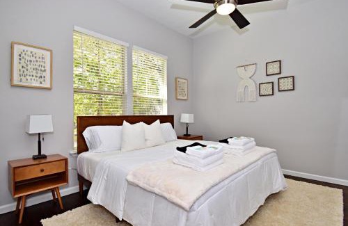 Tobin Hill House | Private Hot Tub - Walk to Pearl - Pet Friendly 3BR