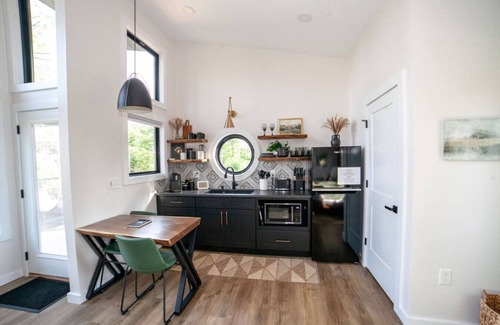 Campton Apartment | Private Lux Getaway/Hot Tub/Double Shower/Cabana