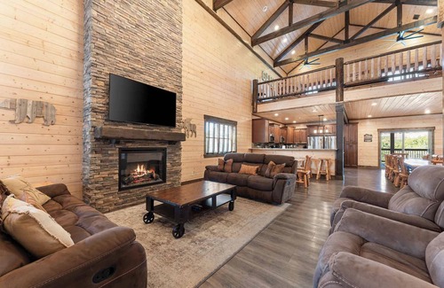 Table Rock House | Private Pool! Rustic Charm! Steps from the Lake!