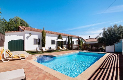 Sao Bras de Alportel Apartment | Private Refuge in a Quiet Area with Shared Pool