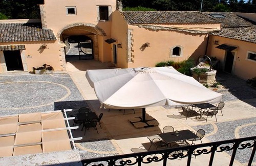 Avola Resort | Private room ∙ 5 guests