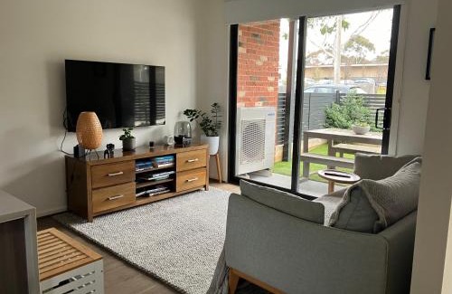Highton Apartment | Private Room & Ensuite, in hosted-shared Modern 2 bedroom Apartment - full use of all home facilities