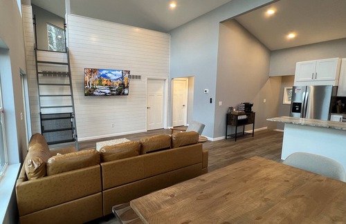 Stanton Cabin | Private RRG Retreat w/Hot Tub & Game Room