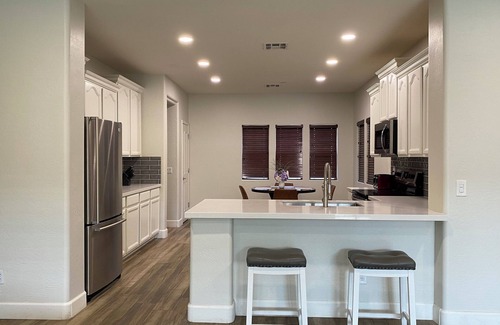 Emperor Estates House | Private Sanctuary 3 Bedrooms 2 Bathrooms Private Pool and BBQ