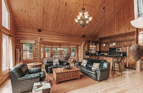 Fiddler Lake Resort Ski Chalet | Private Spa Experience, BBQ, and Game Room