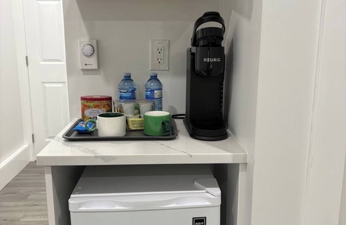 Richmond House | Private Suite Kitchen Work & Sleep Zones Near YVR & Ferries