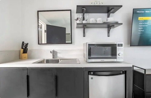 Tarzana House | Private suite, remodeled, private entrance minutes to all beaches.