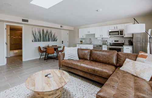 Oracle Heights Estates House | Private Suite with Mountain Views and Hummingbirds