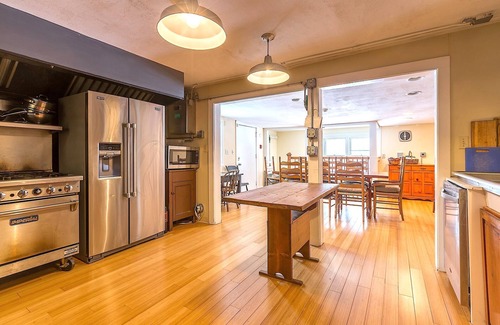 Londonderry House | Private Tavern, Hot Tub, 8-Fireplaces, Spa Baths, Fire Pit, Baths Ensuite - Shop or Ski!