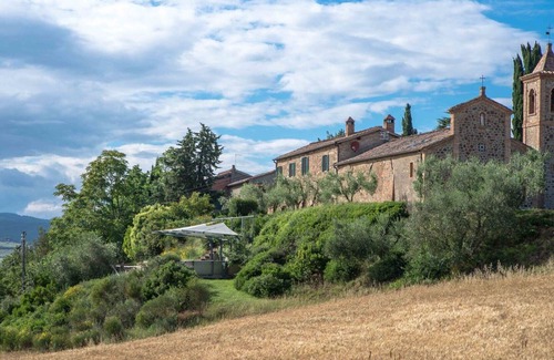 Monte Antico Villa | Private Villa with A/C, WIFI, private pool, TV, patio, pets allowed, panoramic view, parking
