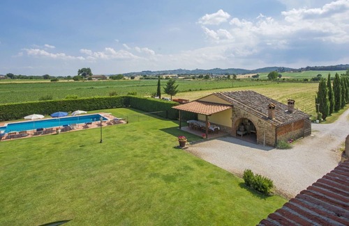 Marciano della Chiana Villa | Private Villa with WIFI, private pool, A/C, TV, patio, panoramic view, parking, close to Arezzo