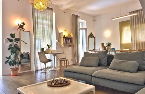 11th Arrondissement Villa | Provencal Bastide villa. Swimming pool and breathtaking view! Calm and comfort.