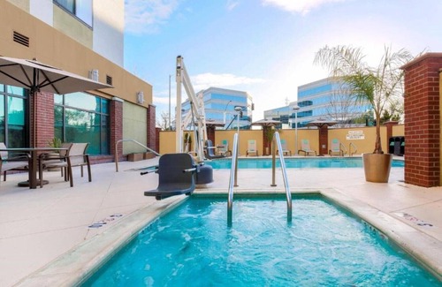 Willow Glen House | Pruneyard area business hotel just steps from VTA light rail