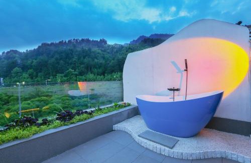 Wulingyuan Hotel | Pure House-Free Shuttle Service to South Gate of the Forest Park,Attraction Tickets Serivce in advance,A spacious 2,000-square-meter garden,Featured Resturant , Mount View, Nature and Tranquility