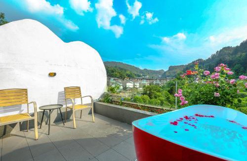 Wulingyuan Hotel | Pure House-Free Shuttle Service to South Gate of the Forest Park,Attraction Tickets Serivce in advance,A spacious 2,000-square-meter garden,Featured Resturant , Mount View, Nature and Tranquility