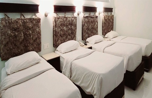 Al Muraqqabat House | Quadruple Room With Swimming Pool With Free Parking in 3 Star Hotel