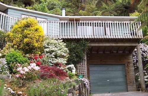 Lake Tarawera House | Quails Run. Enjoy beautiful lake views & plenty of outdoor activities close by