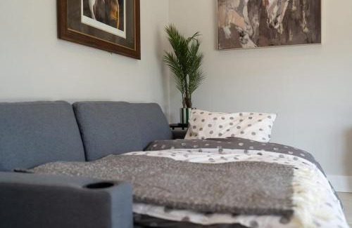 Stamford Apartment | Quaint converted stables in Carlby