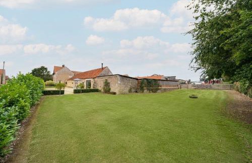 Stamford Apartment | Quaint converted stables in Carlby