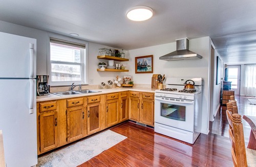 Dresden House | Quaint, cozy Blackbird Cottage on Seneca Lake with private lakefront