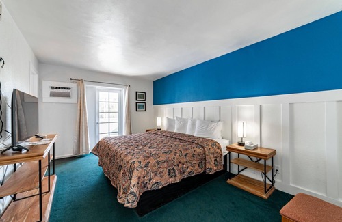 Everglades City Hotel | Quaint, Lakeside King Hotel Room with Kitchenette and Balcony