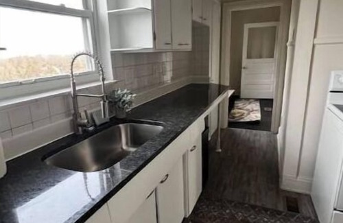 Charleston Apartment | Quaint South Hills Charmer