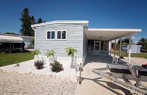 Flamingo Bay House | Quaint Waterfront Cottage Near Beaches and Fishing