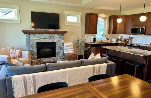 Regional District of Nanaimo House | Qualicum Landing Tranquility- -3bdrm/4 bd/sofa bed