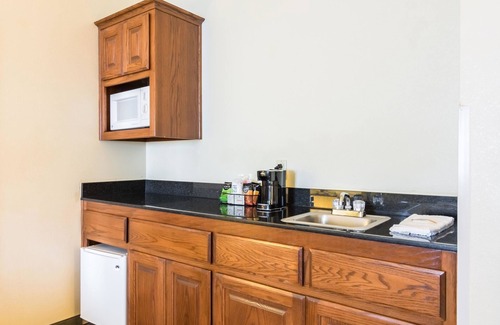 Alma Hotel | Quality Inn & Suites Alma - Fort Smith Northeast