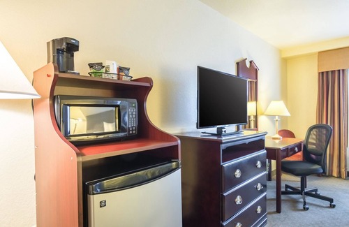 Alma Hotel | Quality Inn & Suites Alma - Fort Smith Northeast