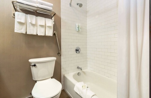 Saanichton Hotel | Quality Inn Waddling Dog