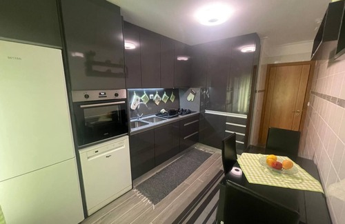 Palhais Apartment | Quarto com wc no Montijo