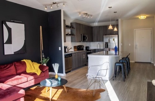 East Side Apartment | Quedate l Stylish Apartment 15 Min From Airport