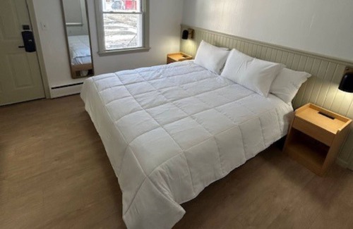 Watkins Glen House | Queen Motel Room - NQM
