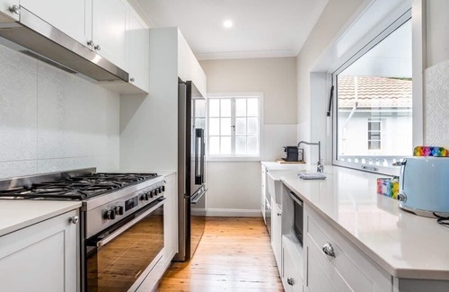 Newmarket House | Queenslander Family Gem with backyard & play area